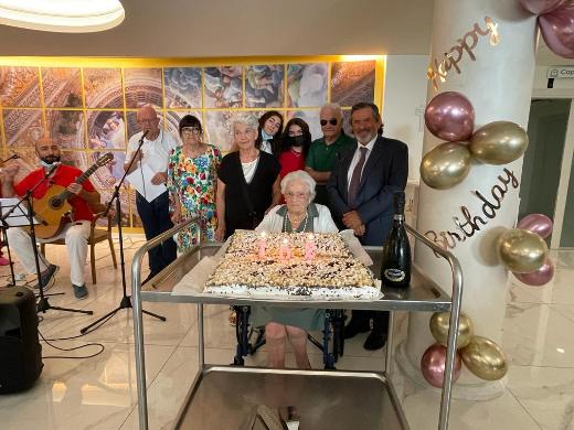 Giuseppina con la torta per i 102 anni